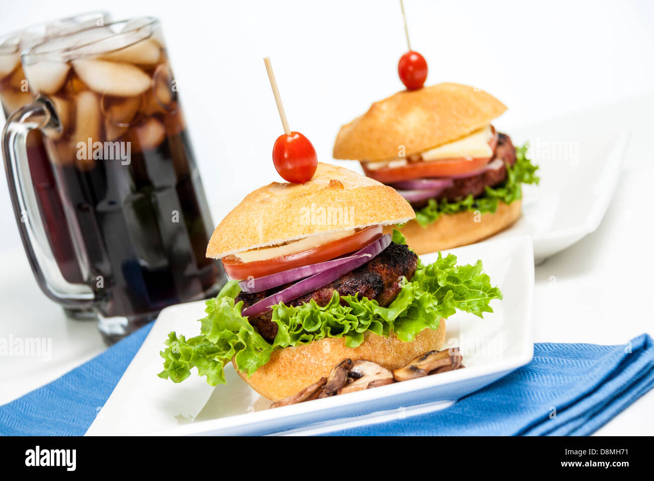 Due cheeseburger e soda isolato su sfondo bianco, orizzontale Foto Stock