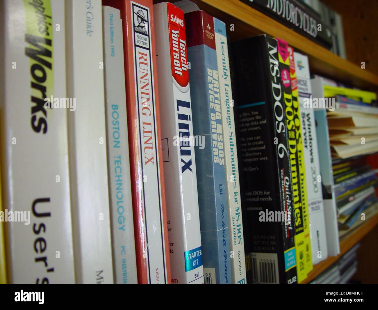 Questa foto mostra i libri relativi alla scrittura di driver di dispositivo MS-DOS e linguaggio assembly. L'immagine cattura la natura tecnica ed educativa della programmazione informatica, con libri che coprono vari aspetti della programmazione di basso livello e dell'interazione hardware. Foto Stock