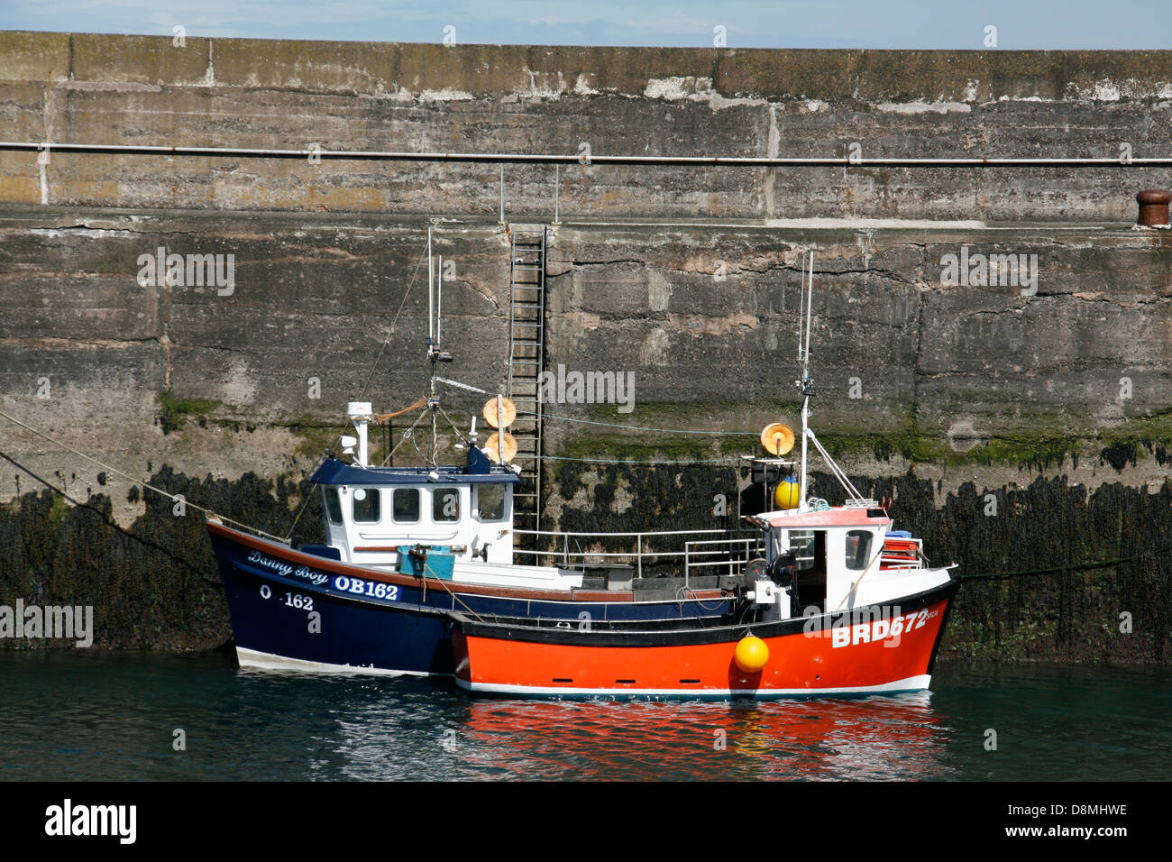 Due barche da pesca ormeggiate fino Foto Stock
