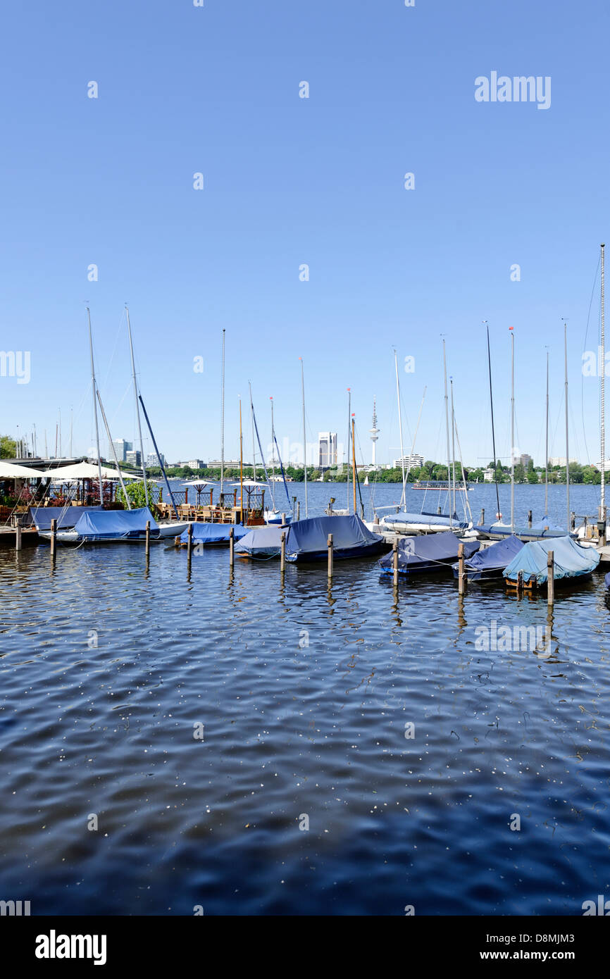 Barche a vela sul lato esterno lago Alster Amburgo, Germania Foto Stock