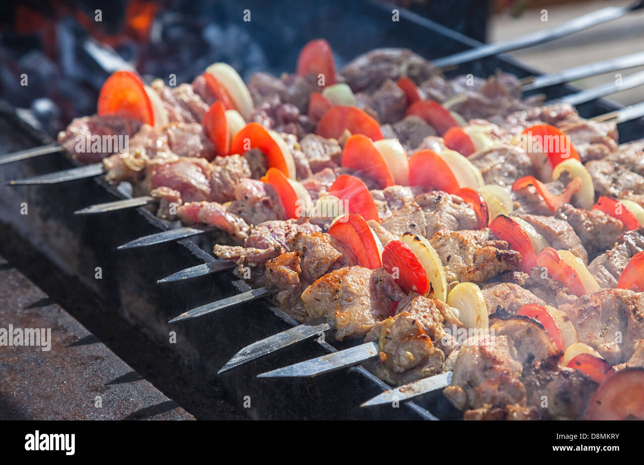 Appetitosa carne fresca shish kebab (spiedini) preparato su un grill carbone di legno, outdor Foto Stock