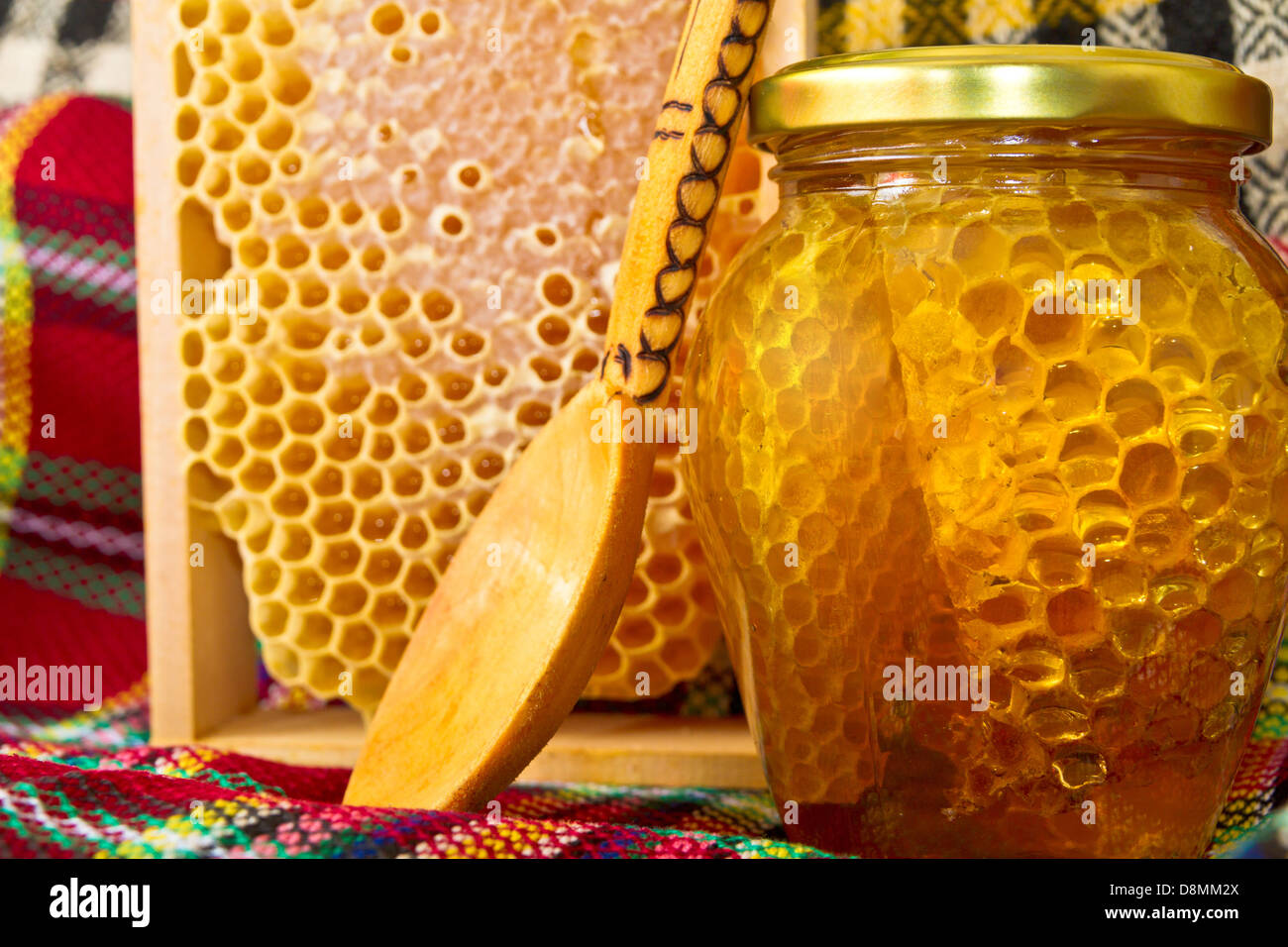 Barattoli di miele e favo di miele. Prodotti di miele Foto Stock