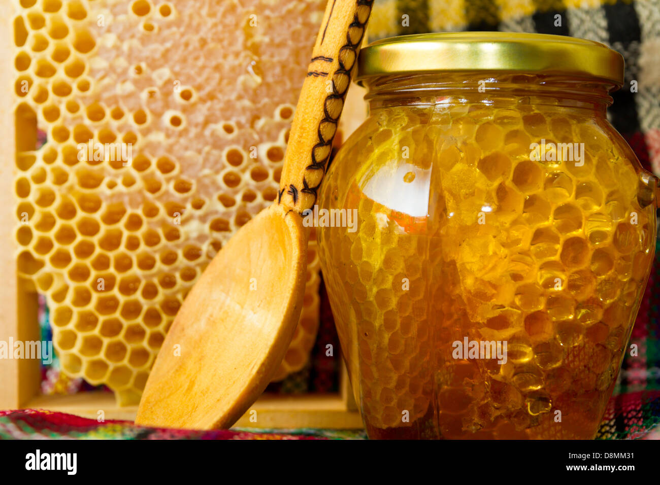 Barattoli di miele e favo di miele. Prodotti di miele Foto stock - Alamy