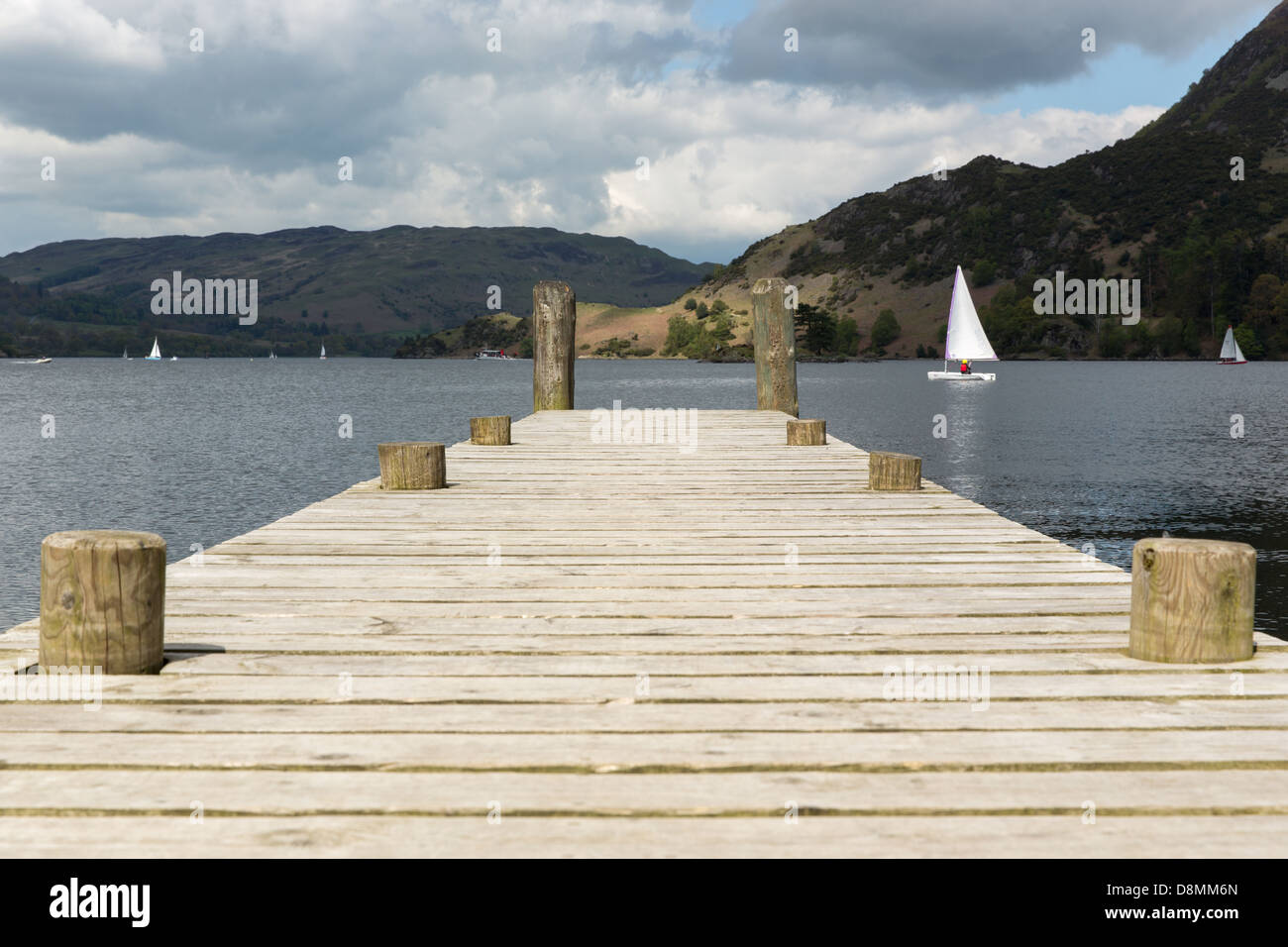 Vista da una Lake District pier, molo o boardwalk - Ullswater Foto Stock