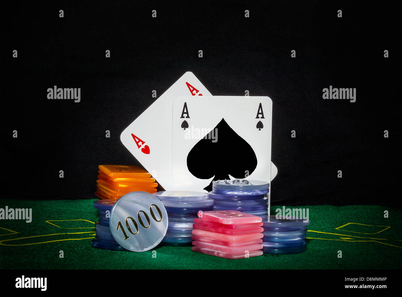 Carte da gioco e gettoni sul tavolo verde Foto Stock