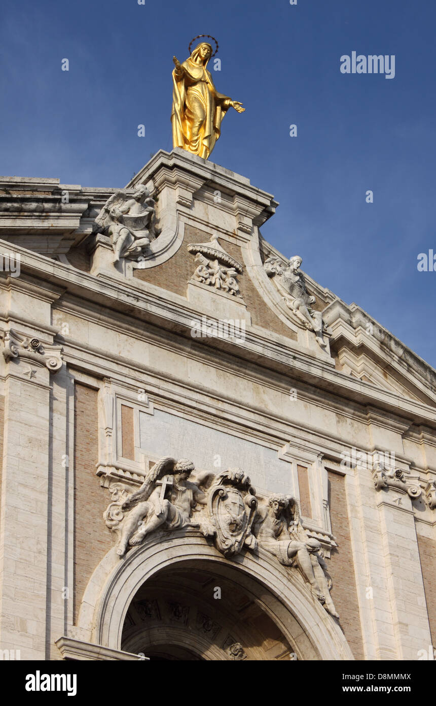 La facciata della Basilica di Santa Maria degli Angeli Basilica di Assisi, Italia Foto Stock