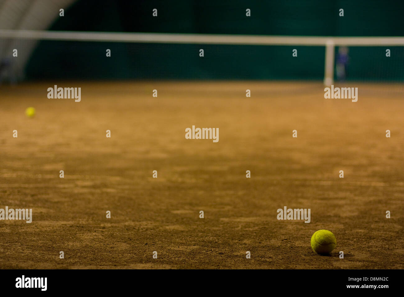 Palla da tennis sulla corte e i ragazzi in background Foto Stock