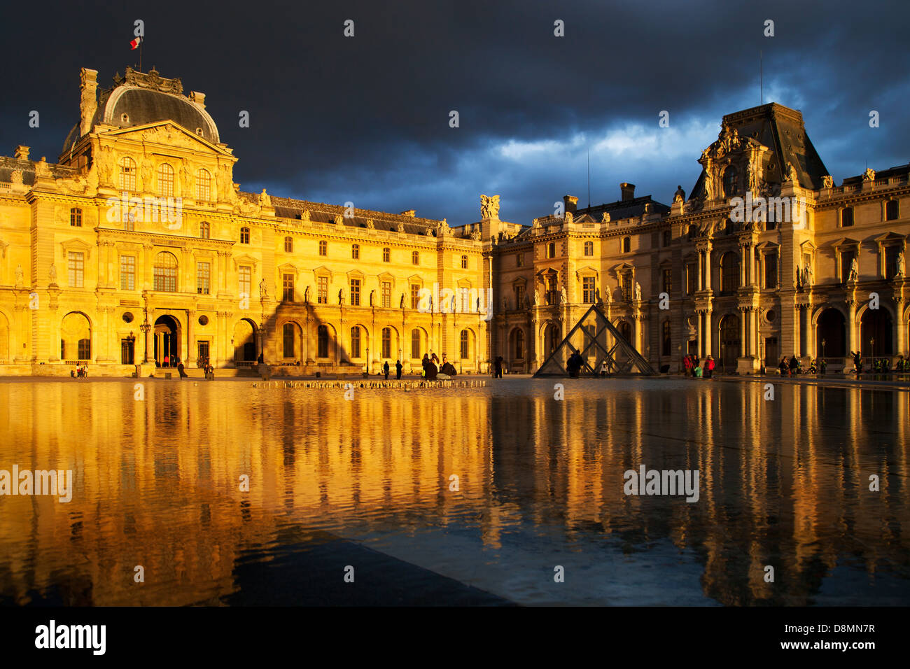 La luce solare e riflessi al Musee du Louvre, Parigi Francia Foto Stock
