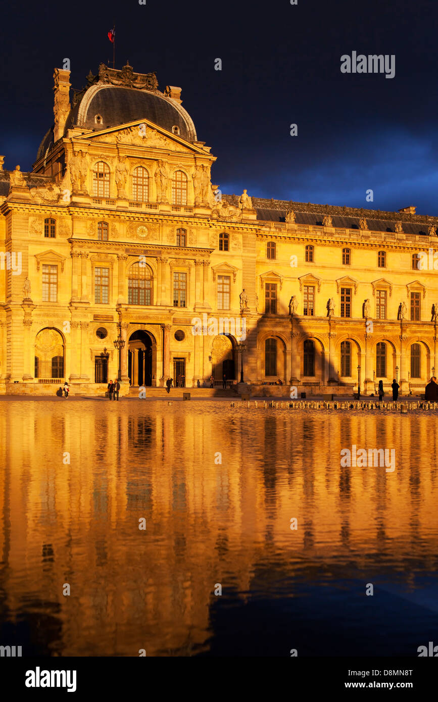 La luce del sole e riflessioni a Musse du Louvre, Parigi Francia Foto Stock