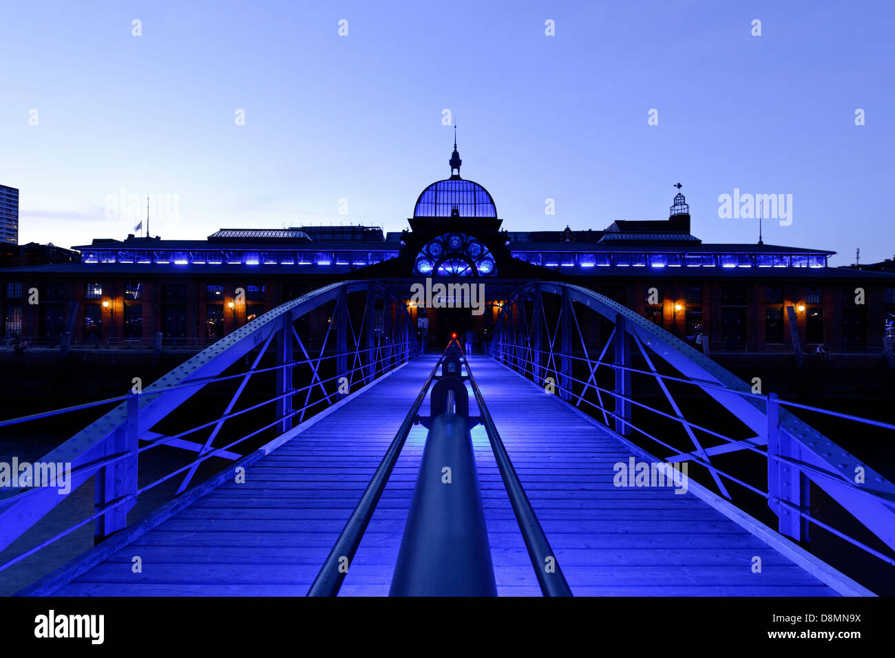 Asta del pesce hall di luci al neon blu, Mercato del Pesce, Amburgo, Germania Foto Stock