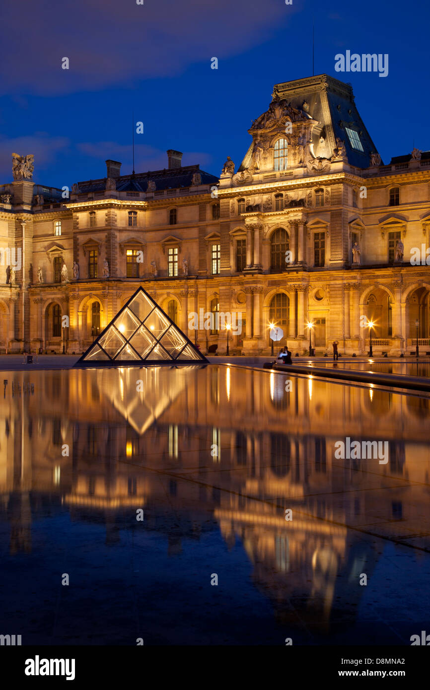 Twilight riflessioni a Musee du Louvre, Parigi Francia Foto Stock