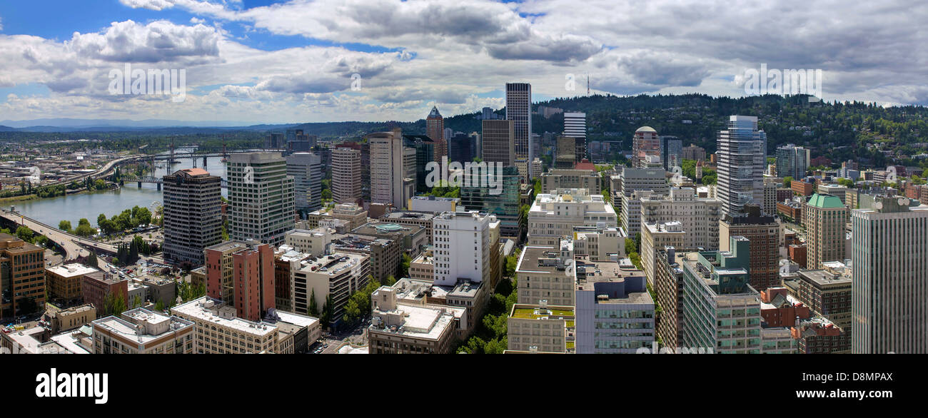 Portland Oregon Downtown Cityscape Vista aerea con Cumulus nuvole Panorama Foto Stock