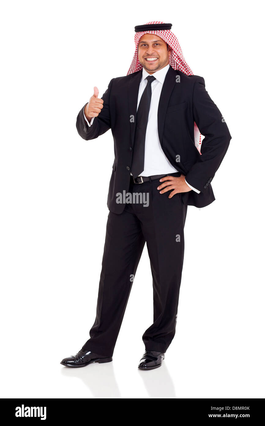 Felice uomo arabo in abito nero dando pollice in alto su sfondo bianco Foto Stock