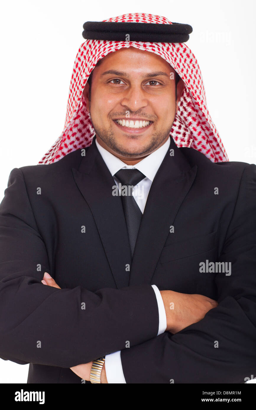 Sorridente arabian imprenditore con le braccia incrociate su sfondo bianco Foto Stock