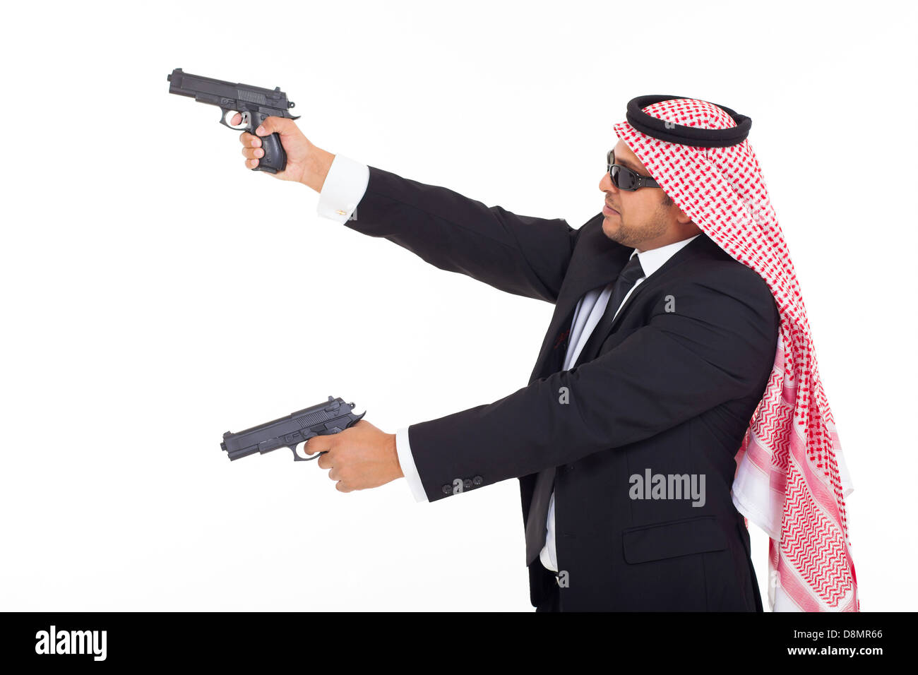 Vista laterale del bodyguard arabo pistole di contenimento su sfondo bianco Foto Stock