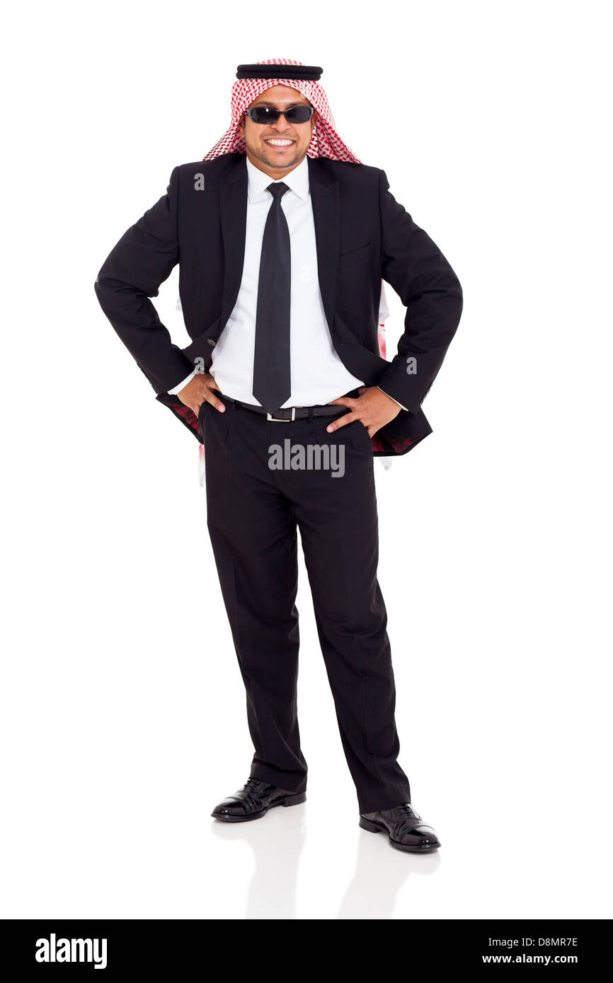 Allegro uomo arabo in abito nero che posano su sfondo bianco Foto Stock
