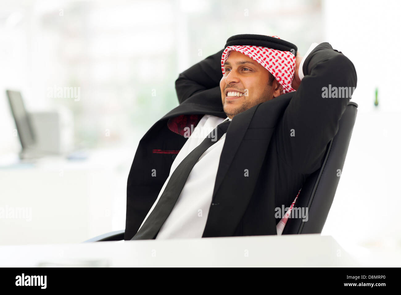 Happy businessman araba rilassante nel suo ufficio Foto Stock