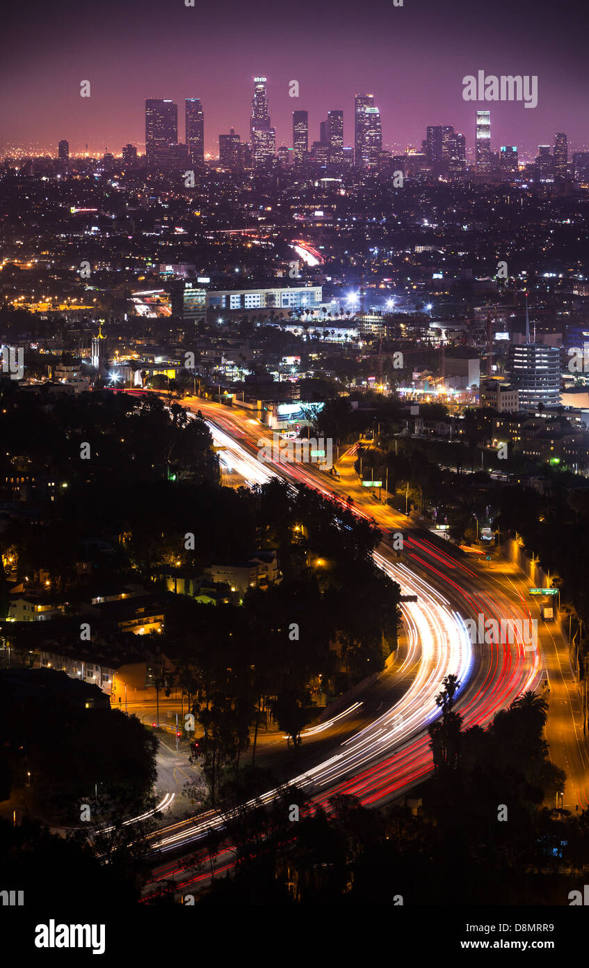 Vista del centro cittadino di Los Angeles dalle colline di Hollywood. Interstate 101 è mostrato in primo piano. Foto Stock
