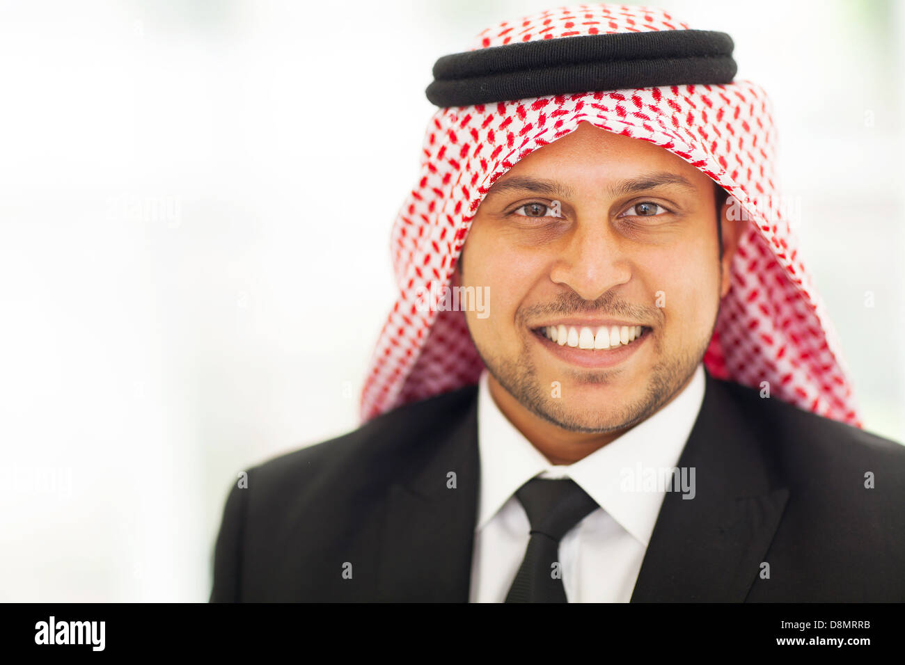 Sorridente arabian corporate executive ritratto in abito nero Foto Stock