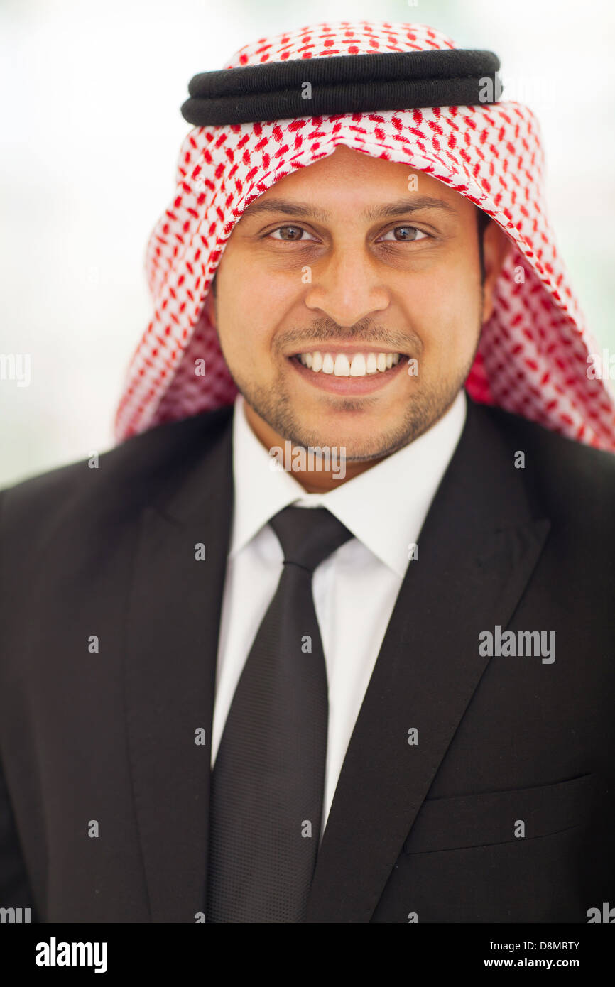 Close up ritratto di uomo islamica in abito nero Foto Stock