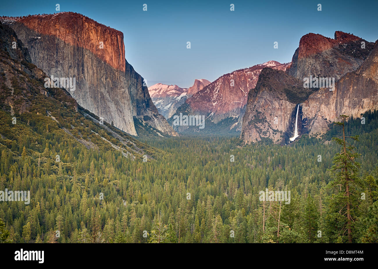 Vista al tramonto in vista di tunnel che si affaccia sulla valle di Yosemite. Foto Stock