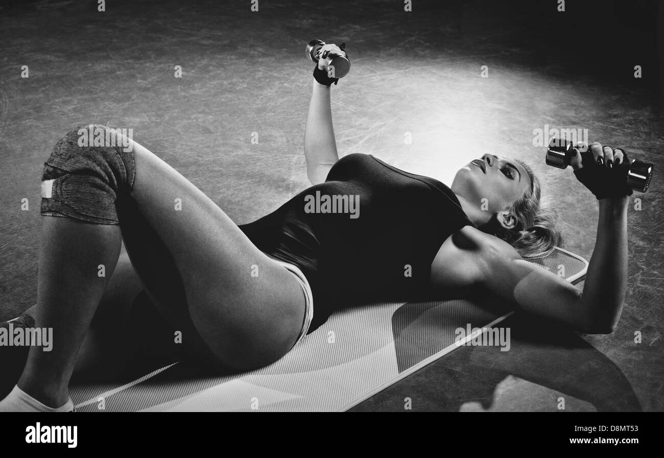 Sport Giovane donna manubri esercizi. In bianco e nero. Foto Stock