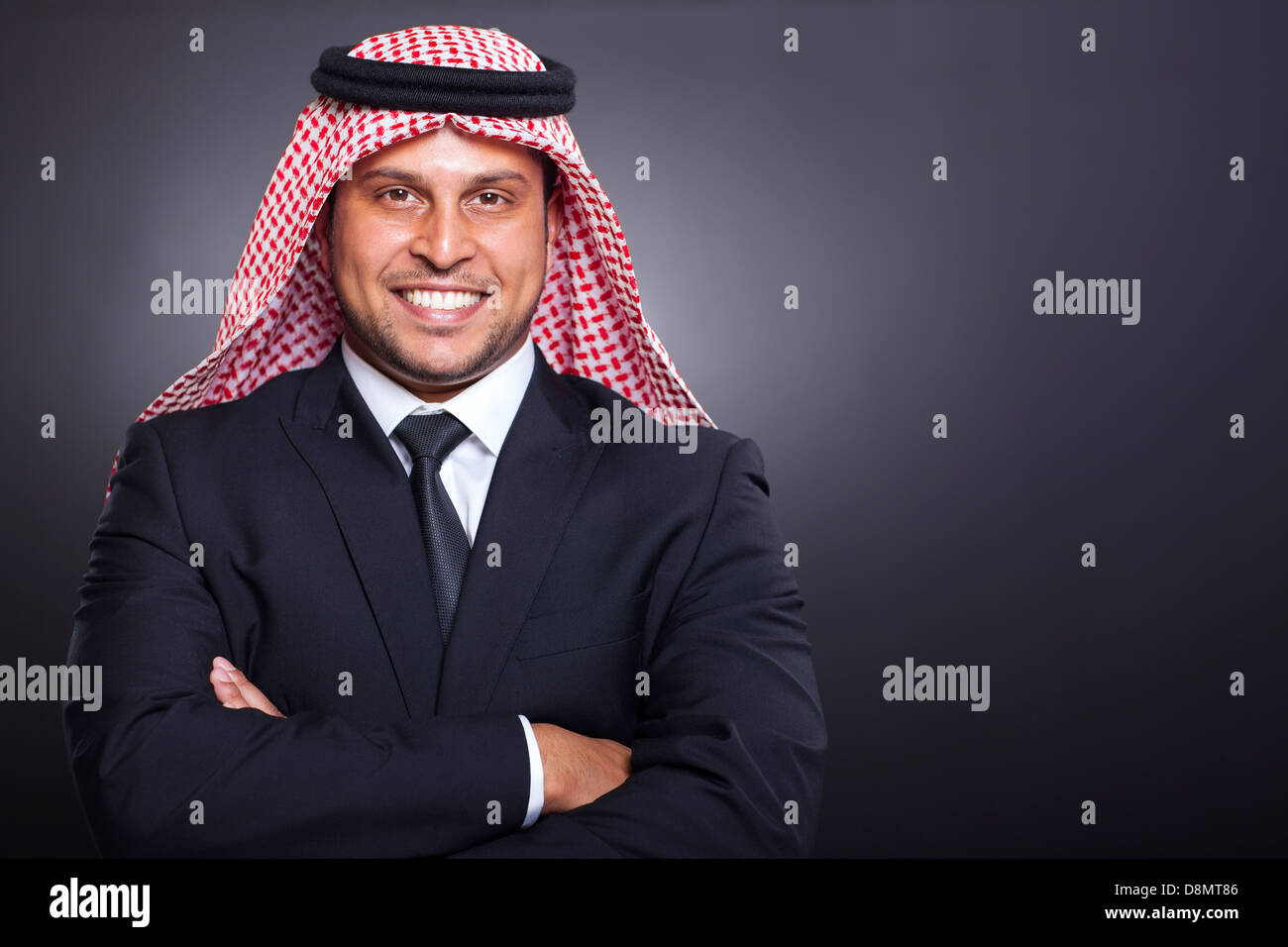 Felice facoltoso imprenditore arabo ritratto su sfondo nero Foto Stock