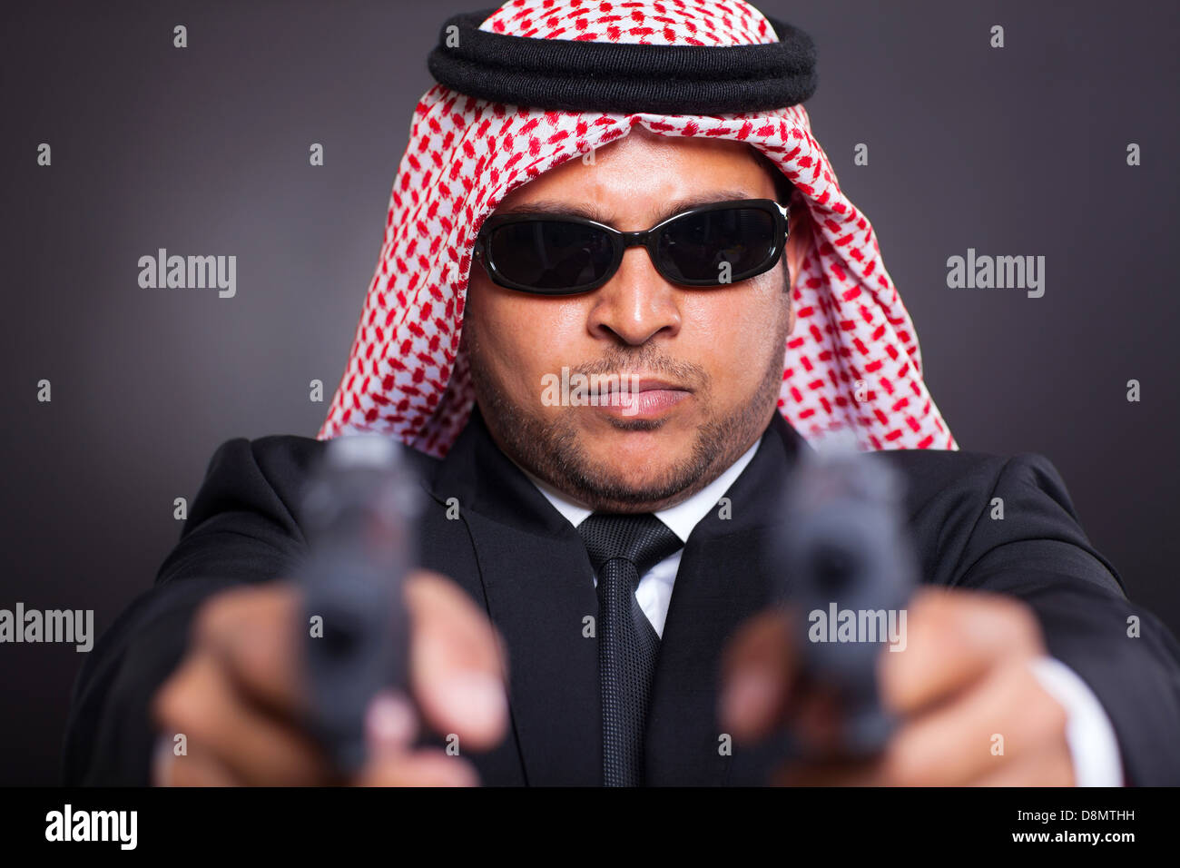 Pericoloso arabian mafioso con pistole Foto Stock