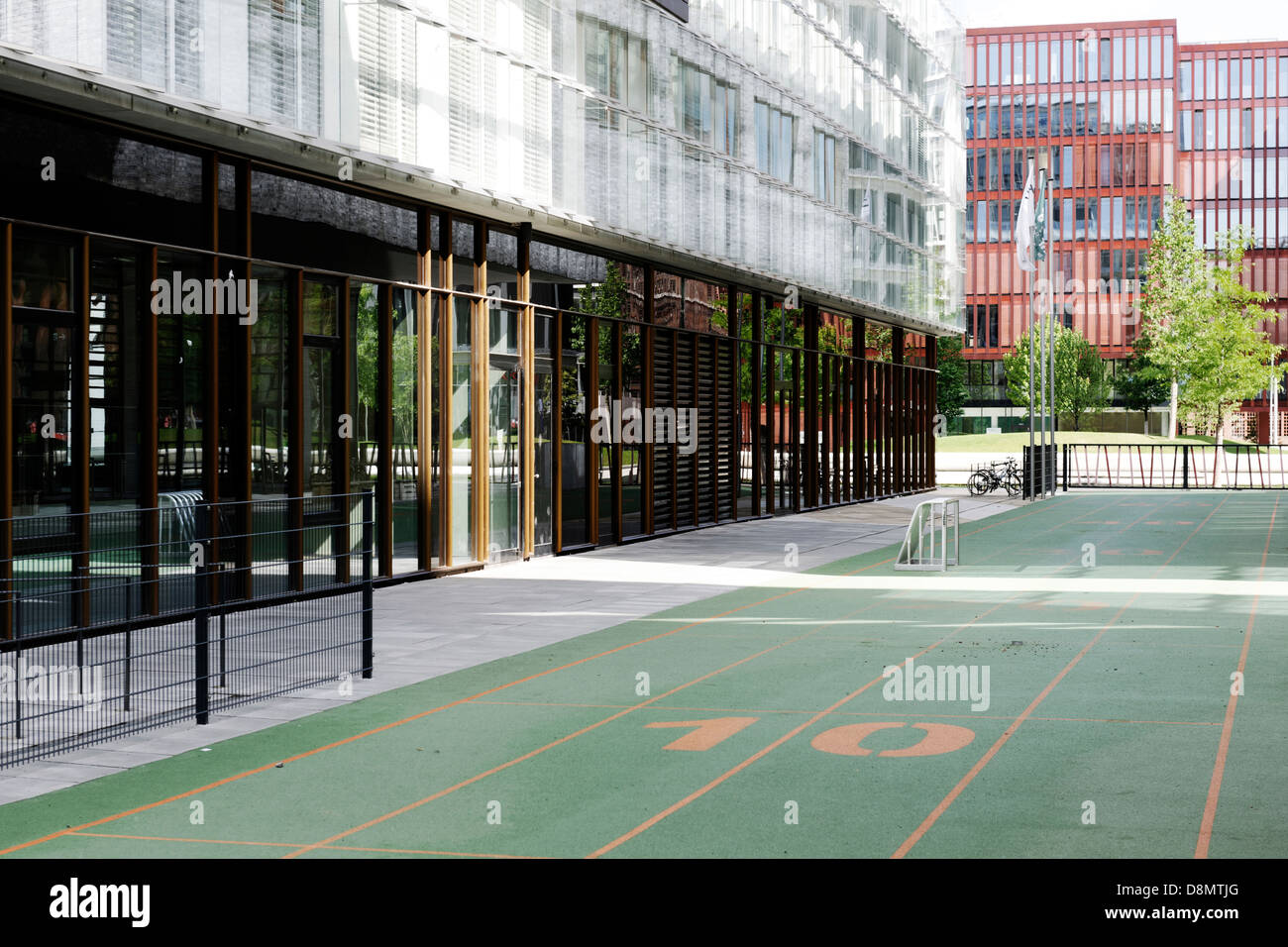 Parco giochi con tartan verde via, HafenCity scuola e asilo sulla Dalmannkai, HafenCity di Amburgo, Germania, Europa Foto Stock