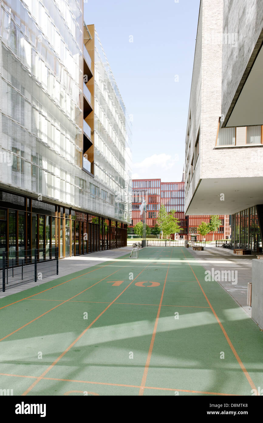 Parco giochi con tartan verde via, HafenCity scuola e asilo sulla Dalmannkai, HafenCity di Amburgo, Germania, Europa Foto Stock