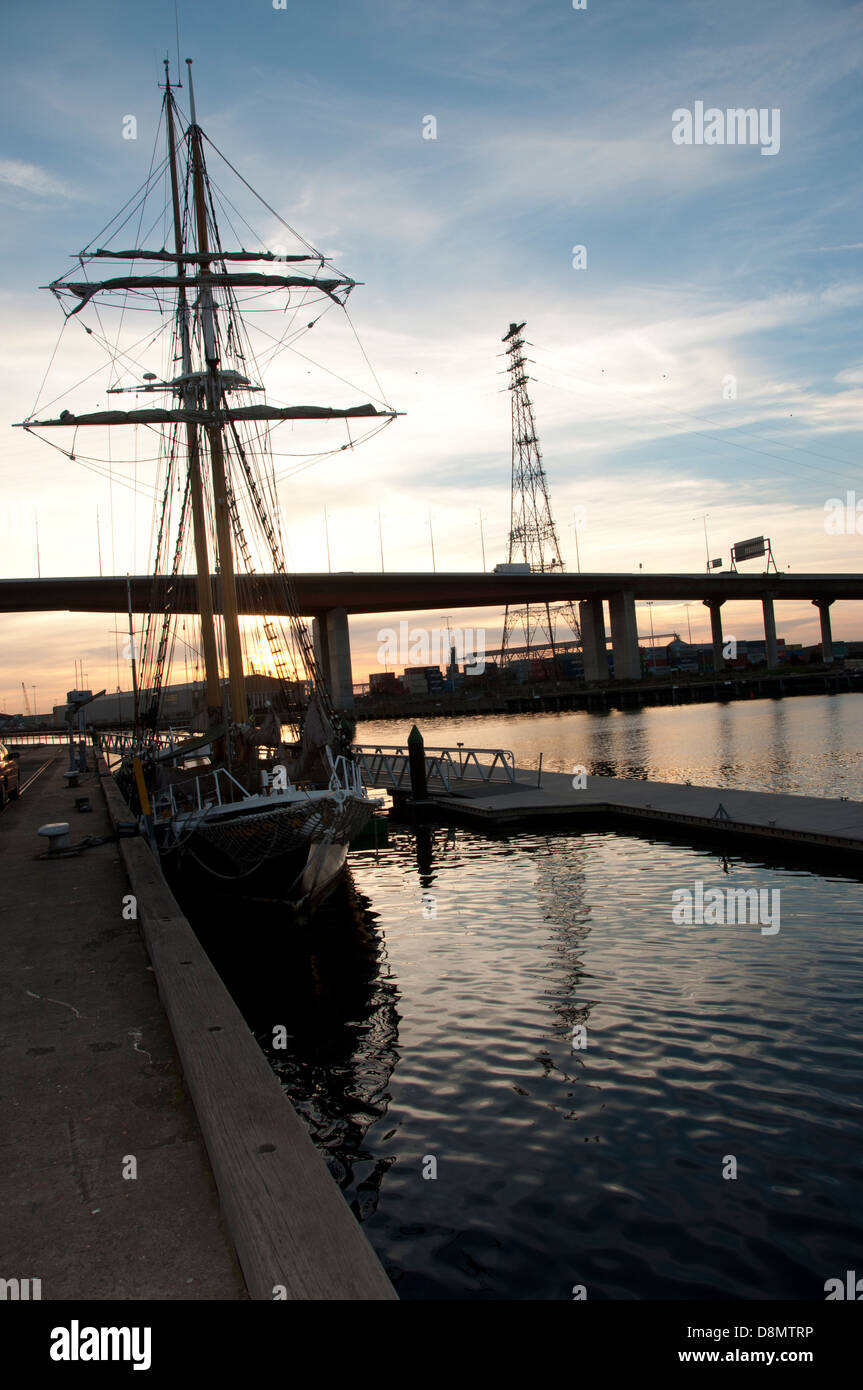 Sunset silhouette del ponte e tall ship acqua porto docklands Melbourne Foto Stock