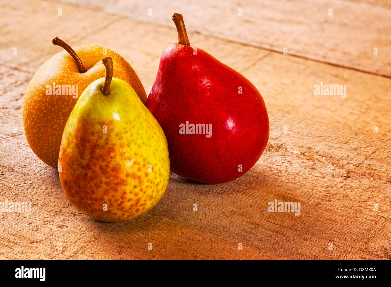 Pere da un rustico di superficie di legno - tre diversi pere su un rustico tavolato in legno superficie... Foto Stock