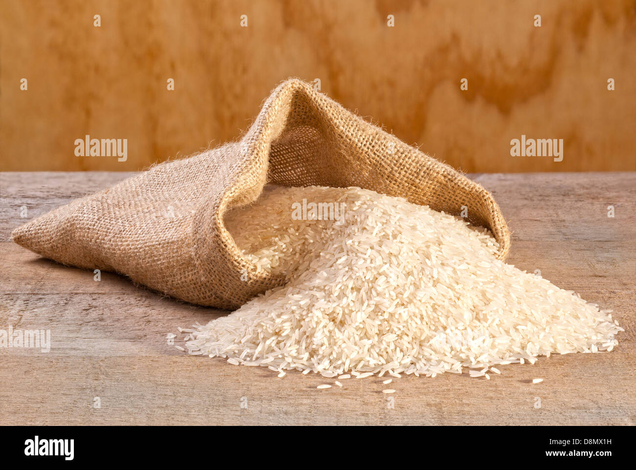 Il riso Basmati di fuoriuscita dal sacco - riso basmati di fuoriuscita dalla tela o sacco di iuta. Foto Stock