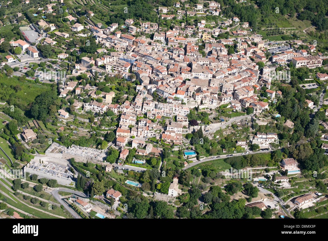 VISTA AEREA. Borgo medievale. Saint-Jeannet, Costa Azzurra, Alpes-Maritimes, Francia. Foto Stock