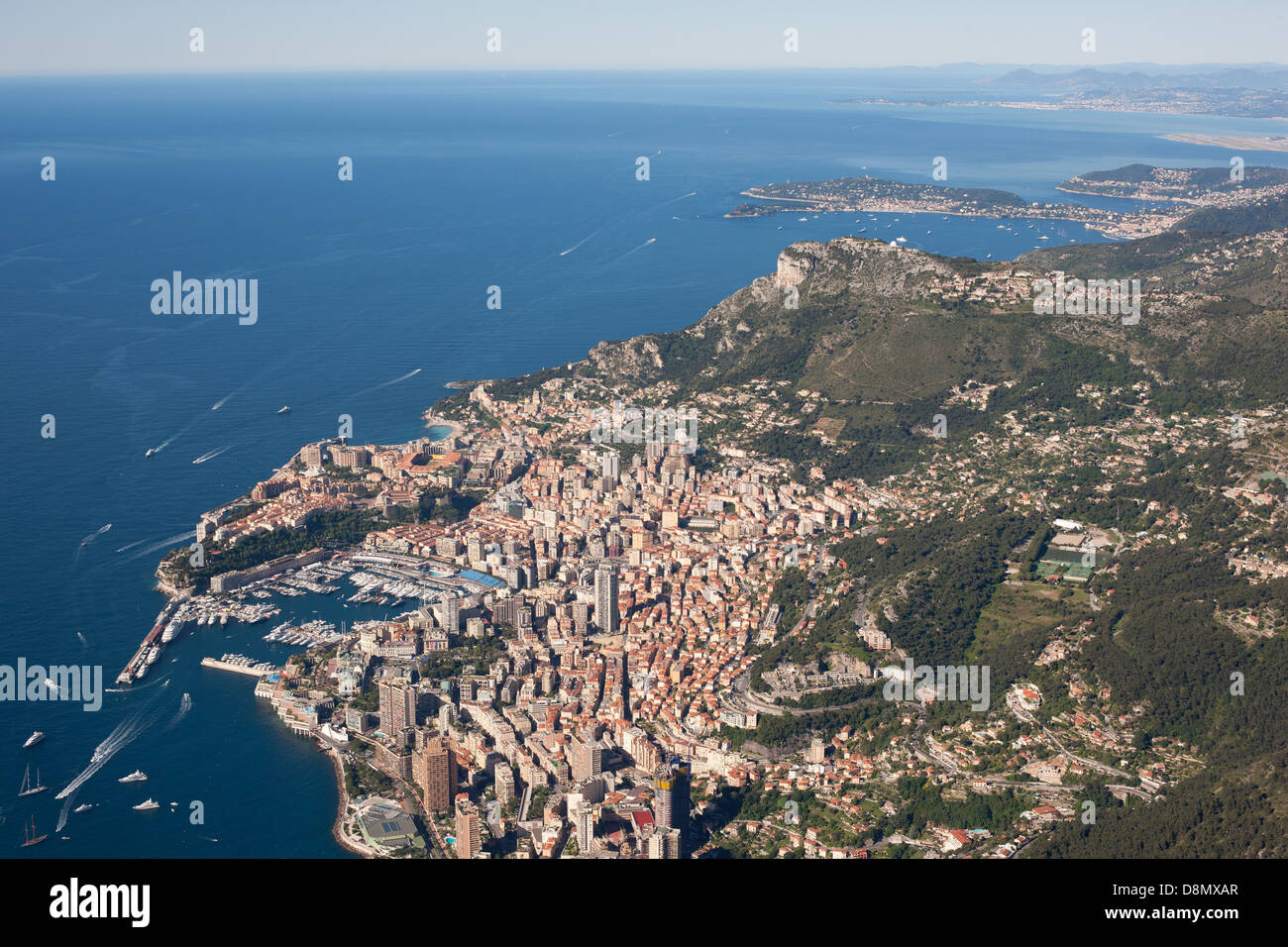 VISTA AEREA. Principato di Monaco con la Turbie villaggio sopra e Cap Ferrat in lontananza. Foto Stock