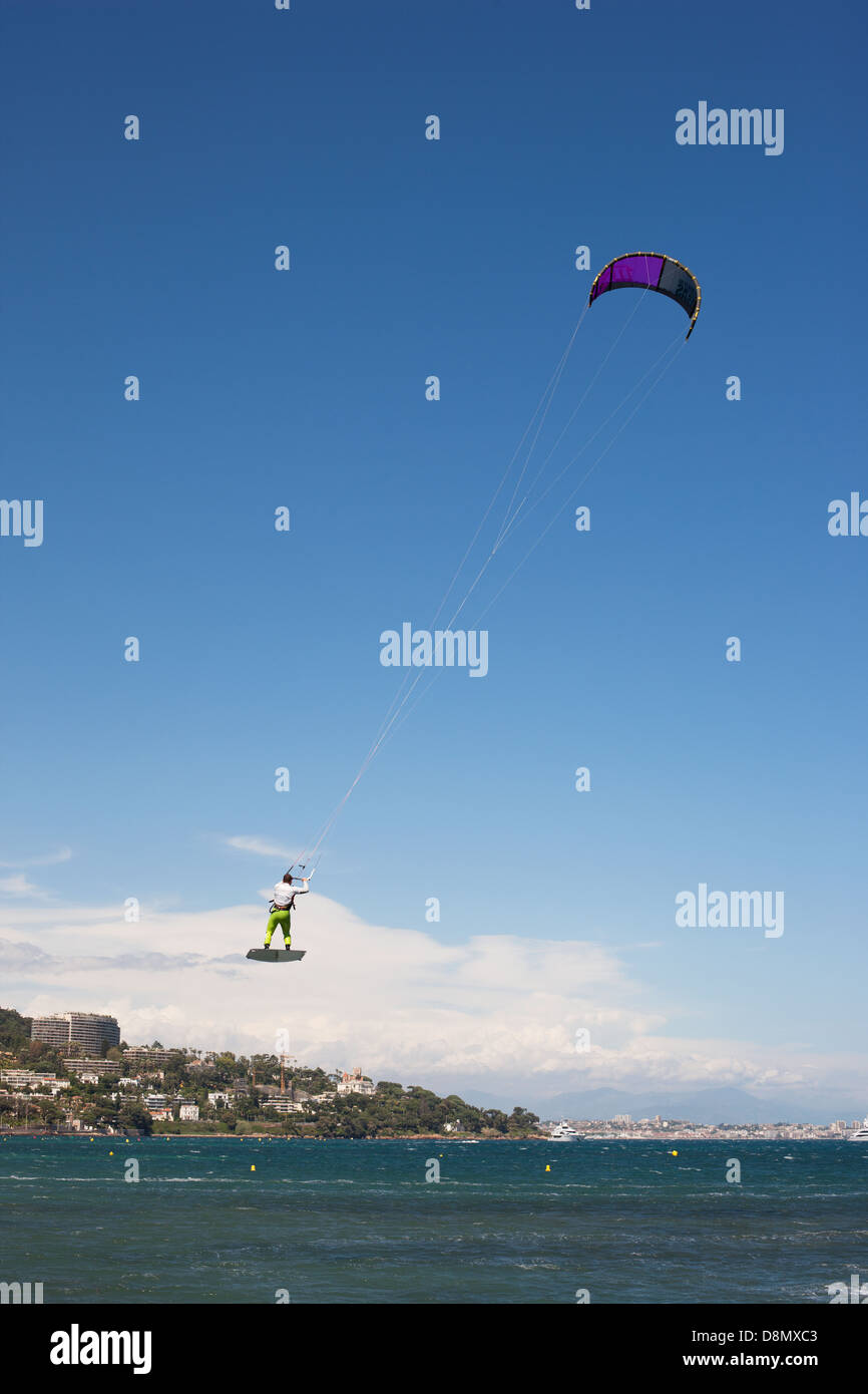Kitesurfer alto sopra l'acqua. Cannes, Costa Azzurra, Alpi Marittime, Francia. Foto Stock
