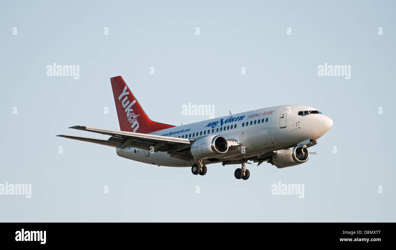 Un aria Nord Boeing 737-548 jetliner atterra all'Aeroporto Internazionale di Vancouver. Foto Stock