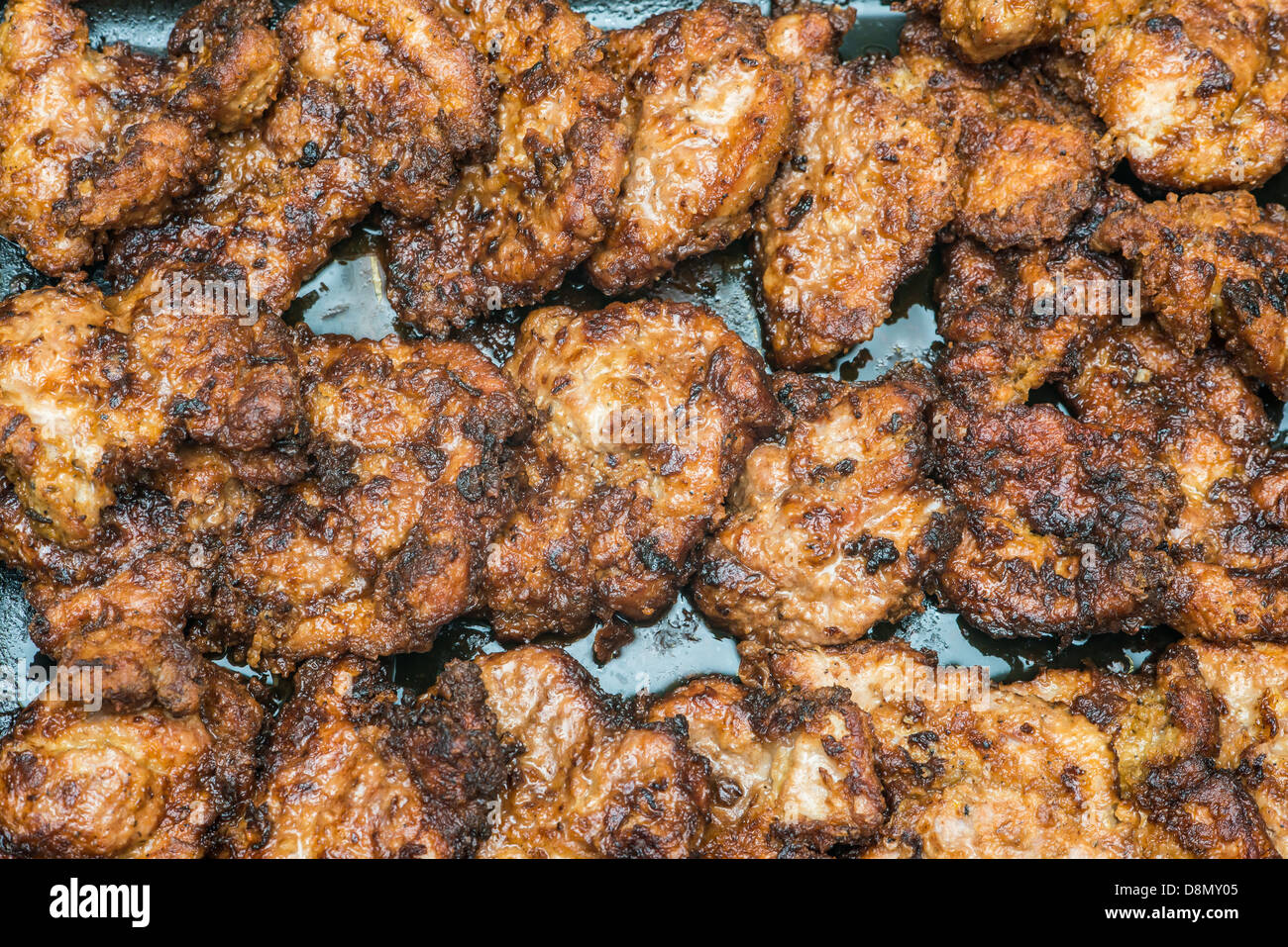 Fritti di pezzi di carne in padella Foto Stock