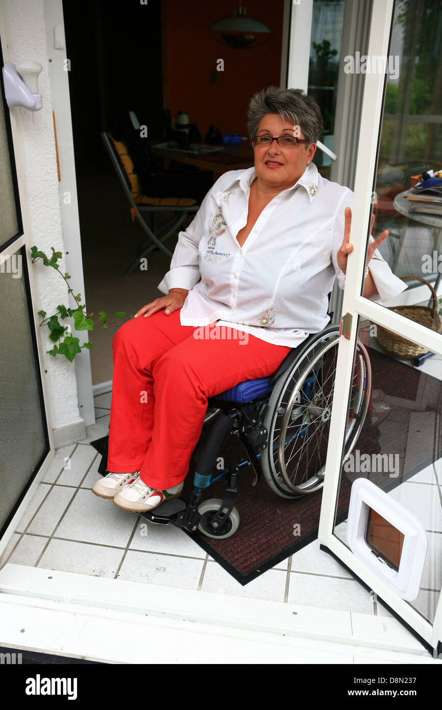 Una donna su una sedia a rotelle Foto Stock