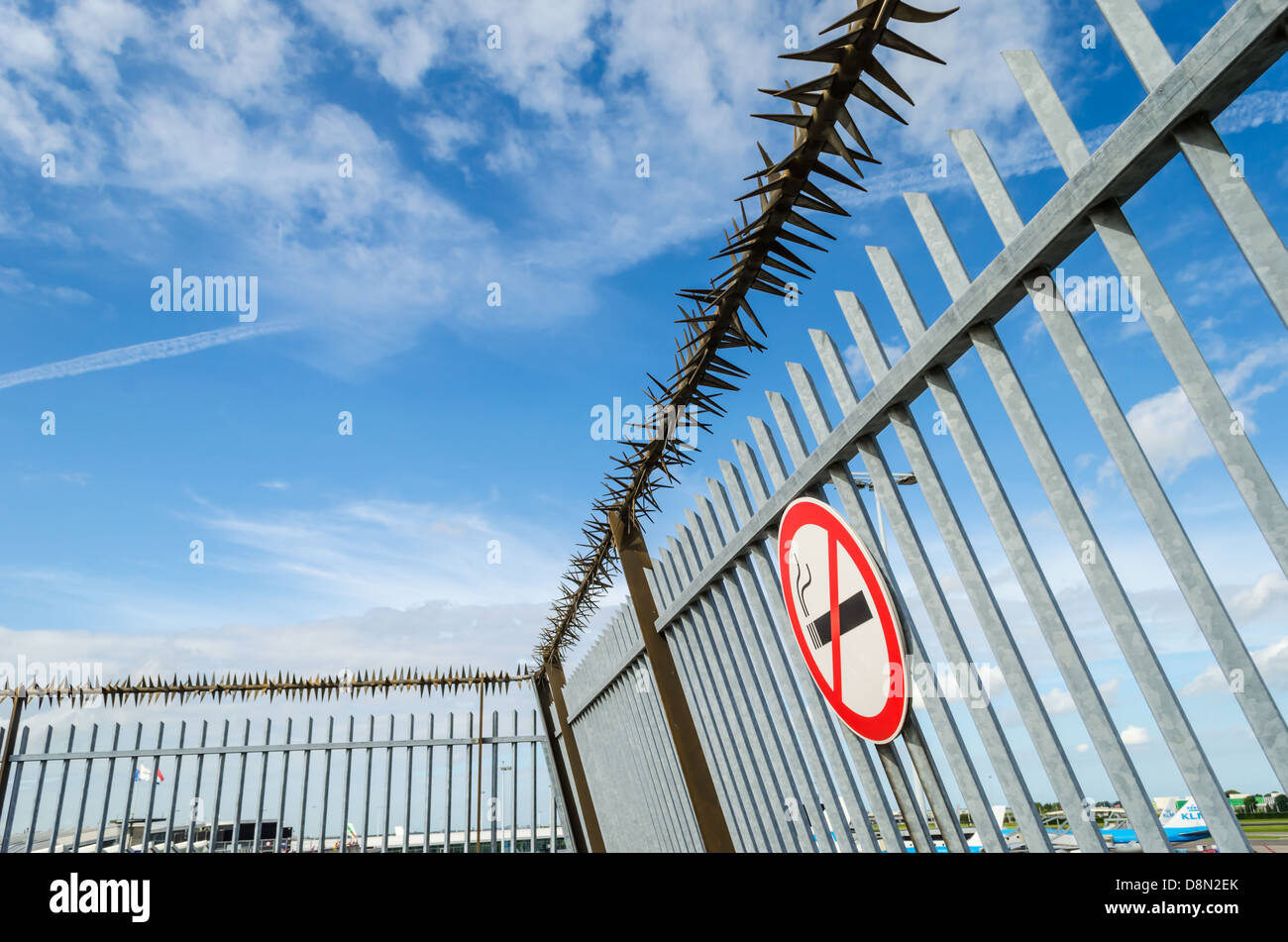Vietato fumare e un recinto di sicurezza all'Aeroporto di Amsterdam Schiphol. Amsterdam, NL. Foto Stock