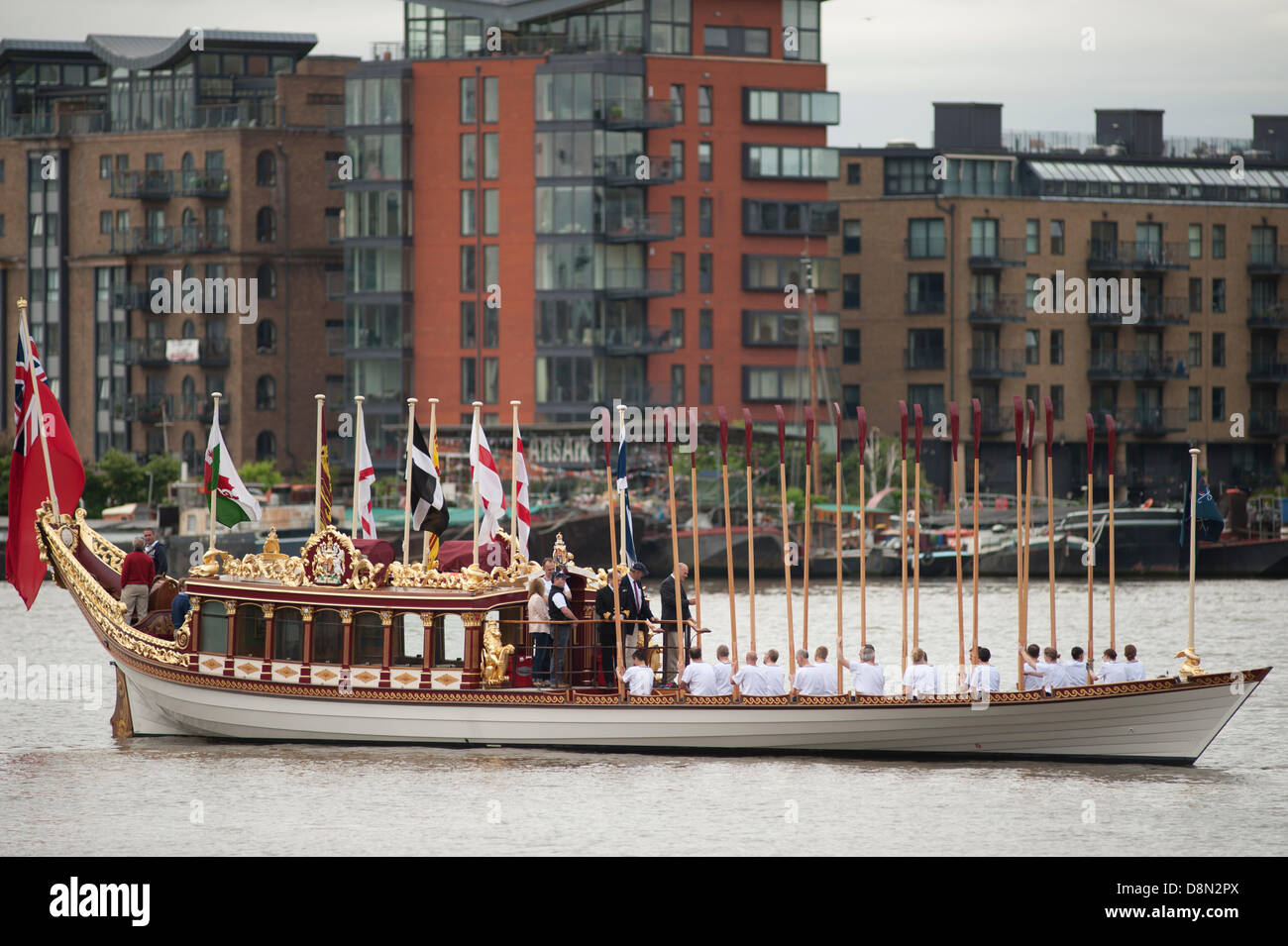 Londra, Regno Unito. Il 1 giugno 2013. Le squadre sono accompagnati dal Royal Barge Canottaggio Vincenzo e riunire sotto il Tower Bridge prima di spostare a monte di HMS Belfast al ruotare della marea Credito: Malcolm Park/Alamy Live News Foto Stock