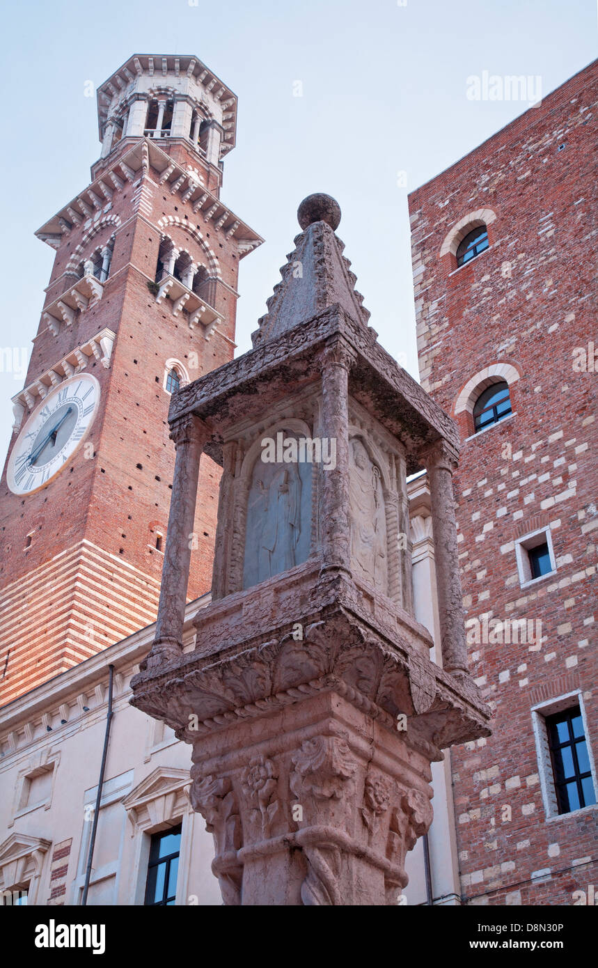 Verona - Torre dei Lamberti e colonna Foto Stock