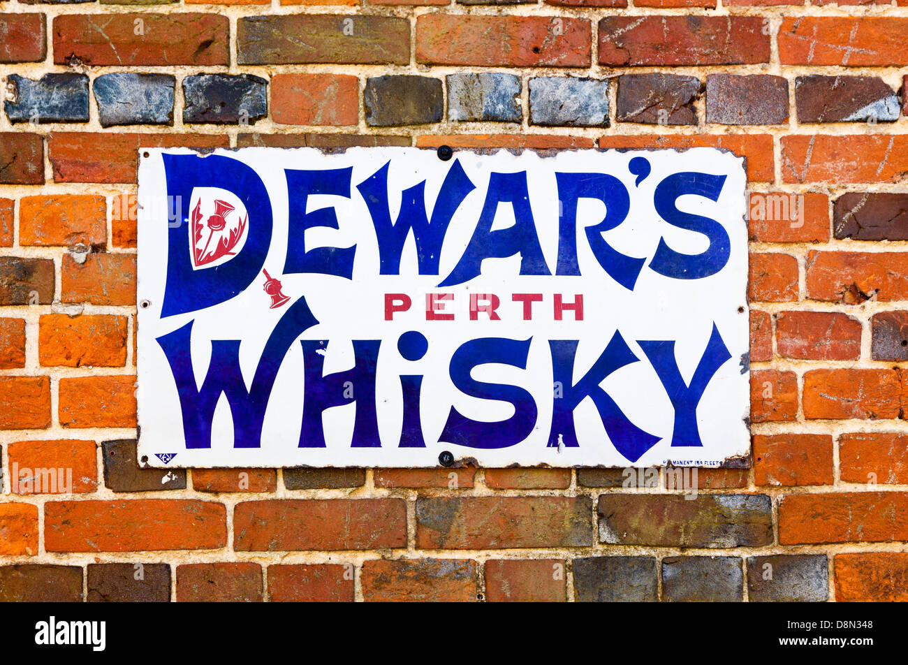 Smalto Vintage pubblicità segno - Dewar's Whisky di Perth Foto Stock