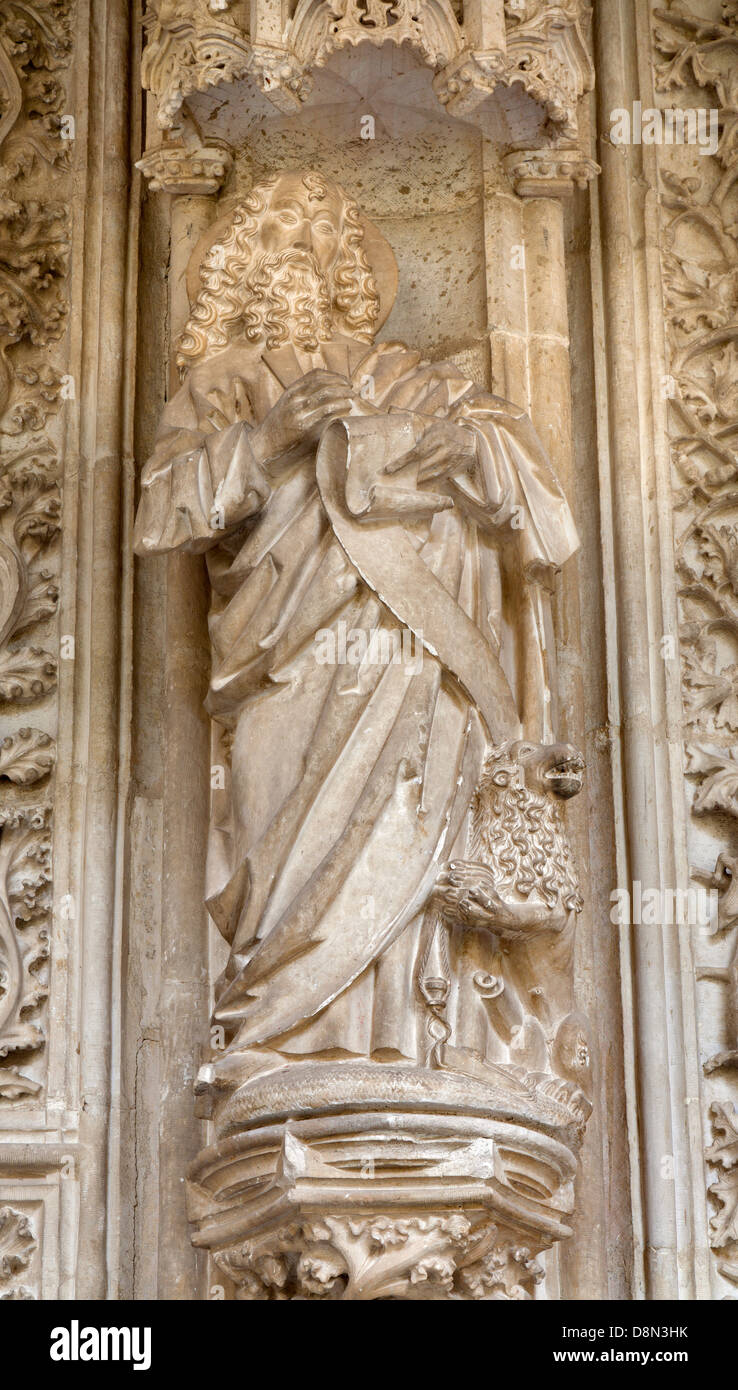 TOLEDO - Marzo 8: San Marco Evangelista statua da atrium del Monasterio San Juan de los Reyes Foto Stock
