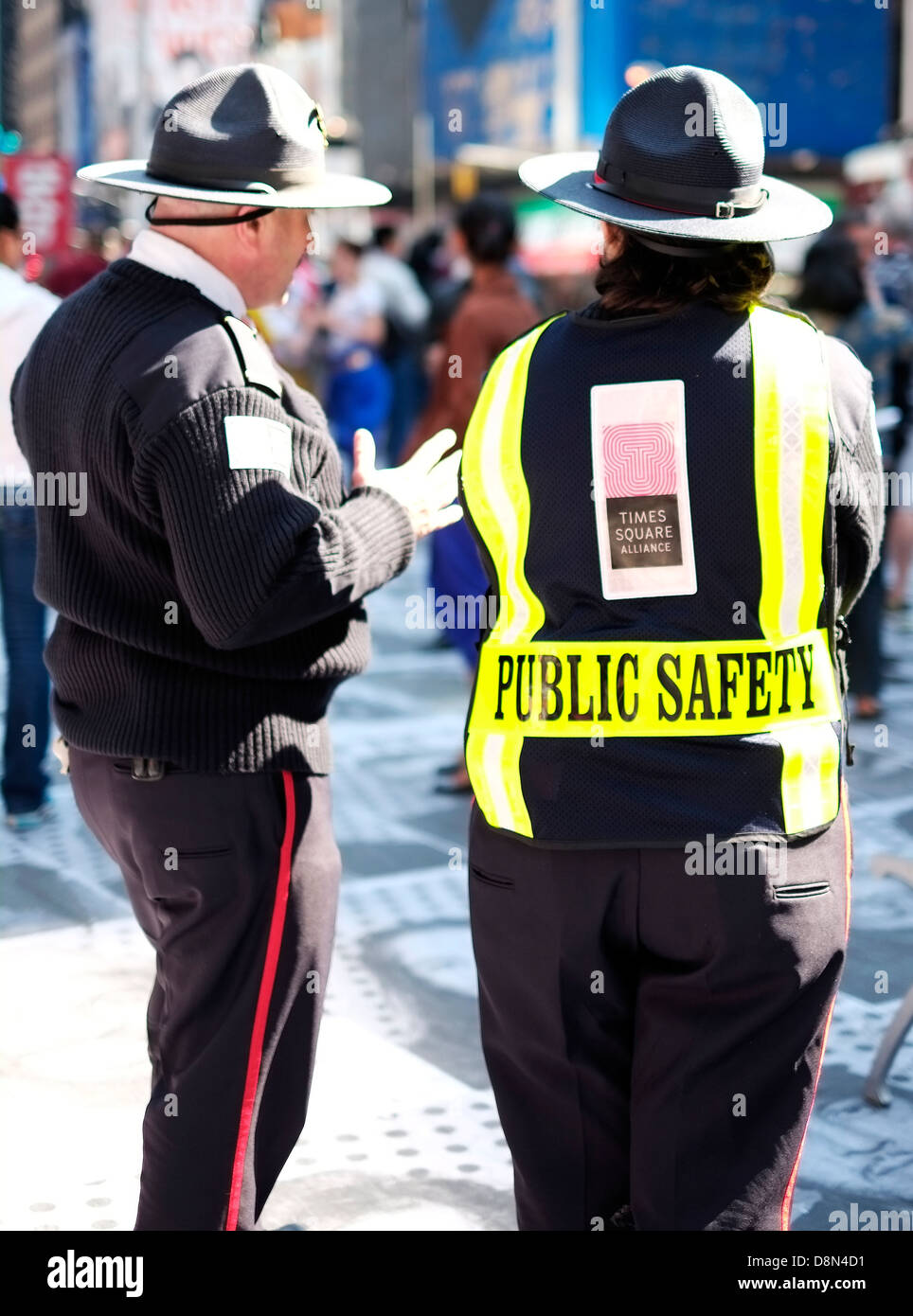 Il personale addetto alla pubblica sicurezza in piedi in Times Square a New York City. Foto Stock