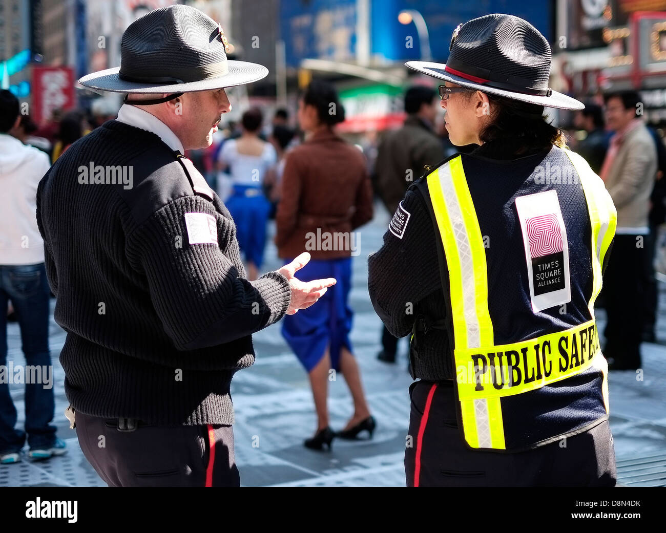 Il personale addetto alla pubblica sicurezza in piedi in Times Square a New York City. Foto Stock