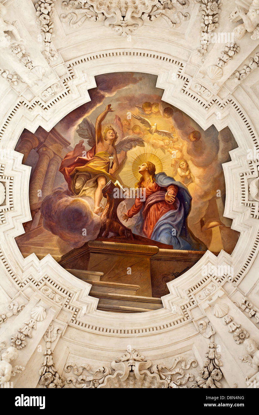 PALERMO - Aprile 8: Annunciazione di scena sul soffitto della navata laterale nella chiesa La chiesa del Gesu o Casa Professa. Foto Stock