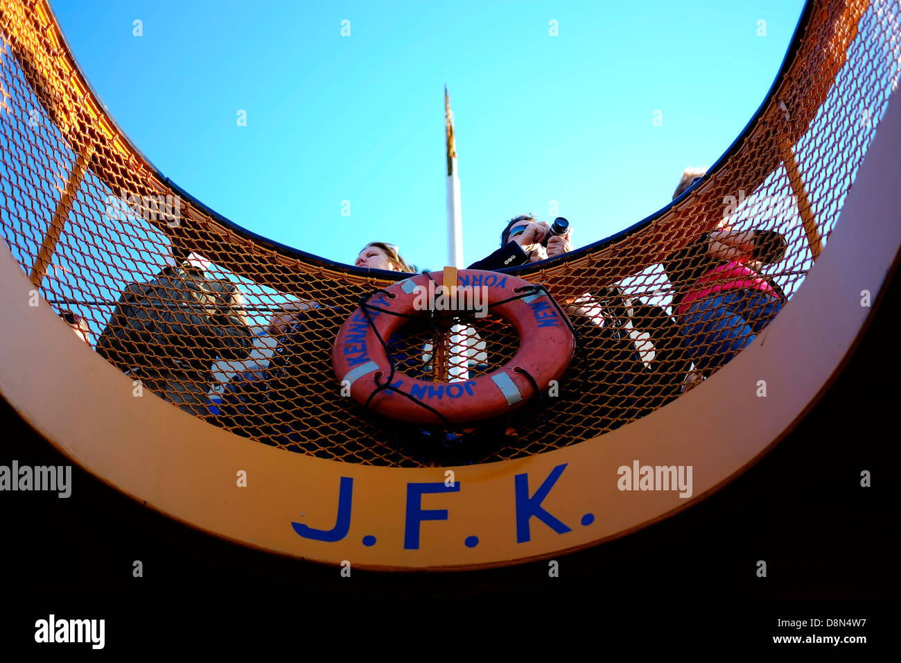 I passeggeri sul ponte superiore di Staten Island Ferry J.F.K. viaggiando tra Staten Island e Manhattan, New York City. Foto Stock