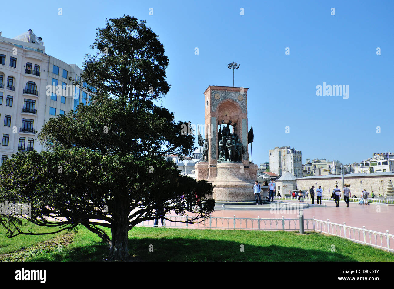 Piazza Taksim, Istanbul, Turchia, con il monumento alla guerra turca di indipendenza Foto Stock