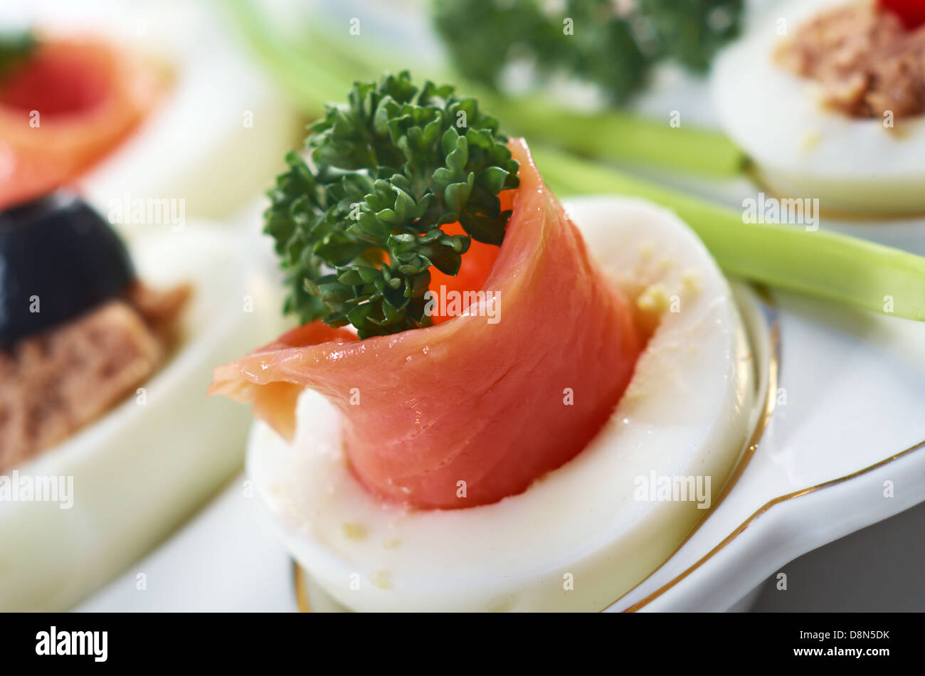 Uova ripiene con salmone Foto Stock